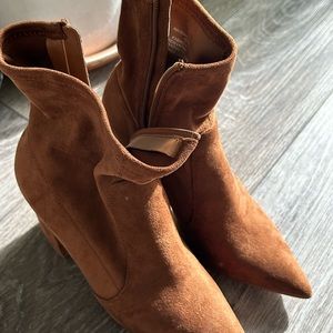 Pointed toe heel boots